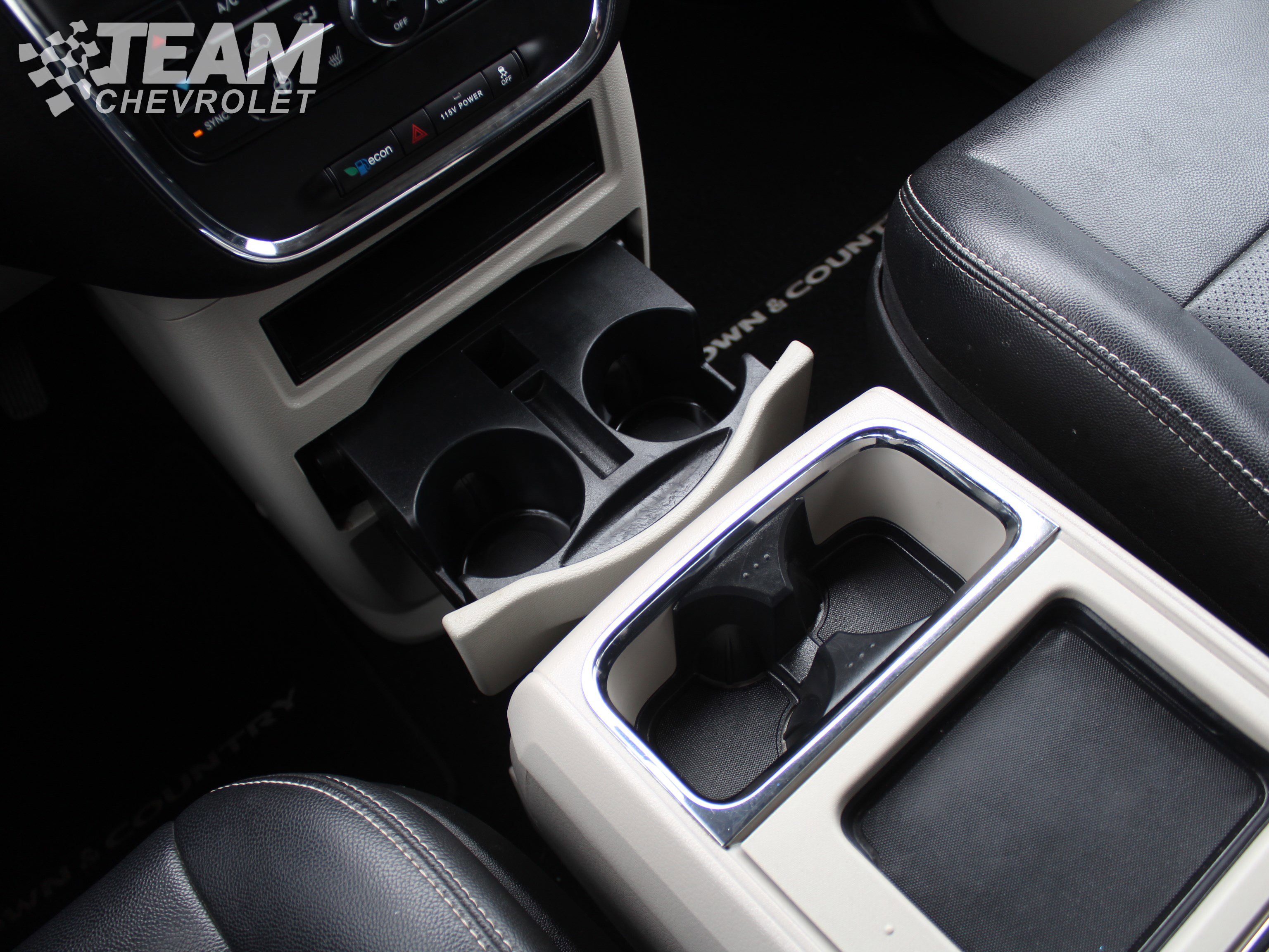 Used 2015 Chrysler Town & Country Touring-L w/ Driver Convenience Group image 18