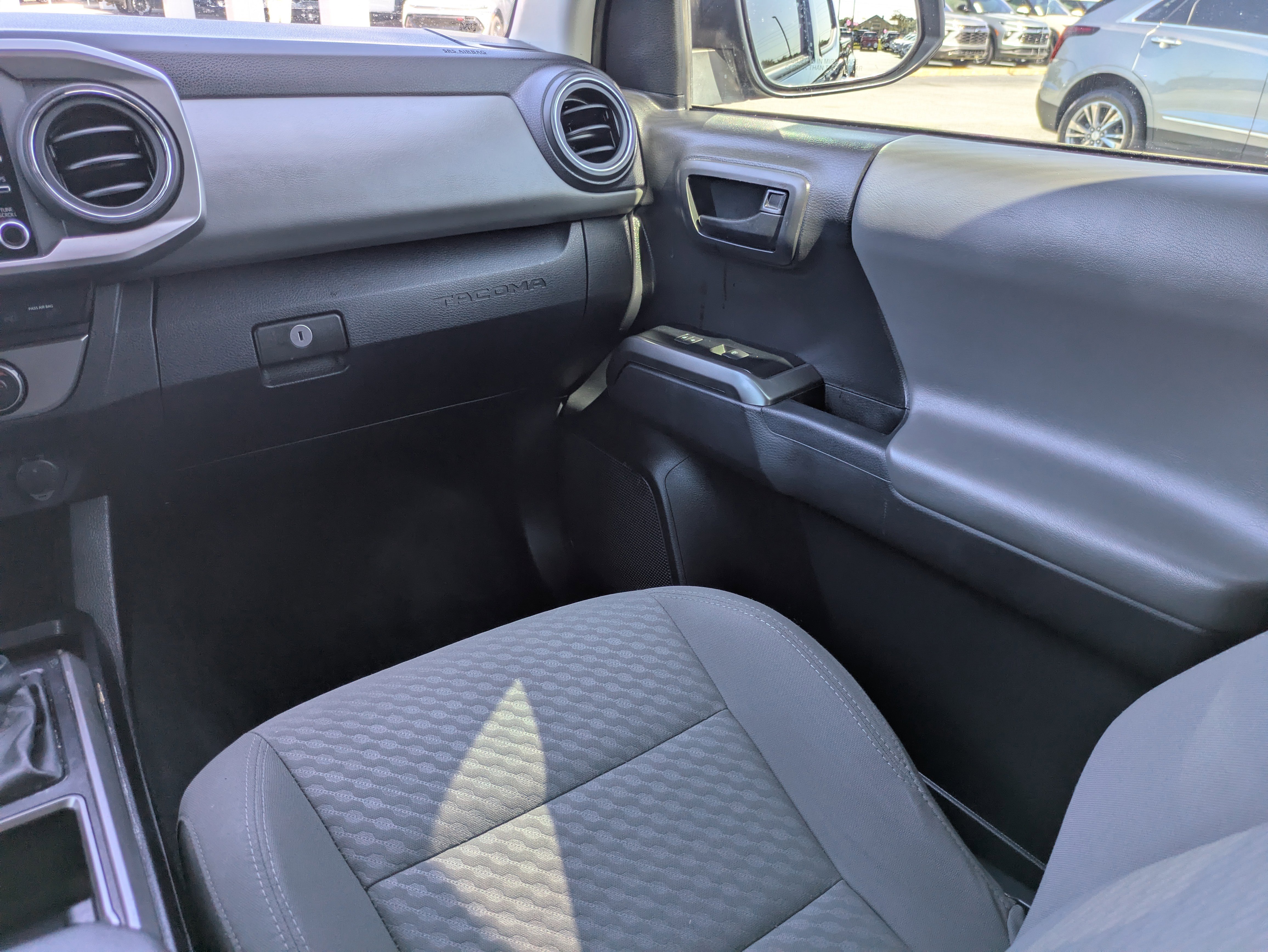 Used 2022 Toyota Tacoma SR5 w/ Technology Package image 9