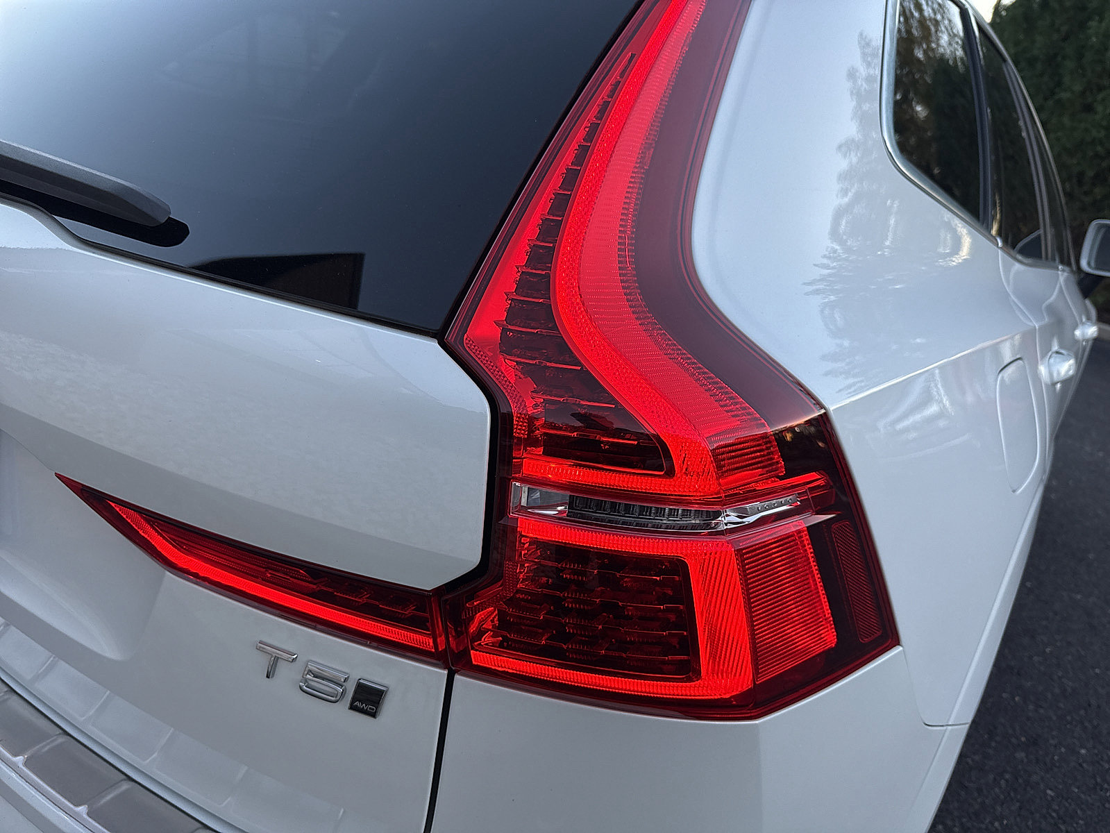Used 2019 Volvo XC60 T5 Momentum w/ Multimedia Package AWD/4WD image 23