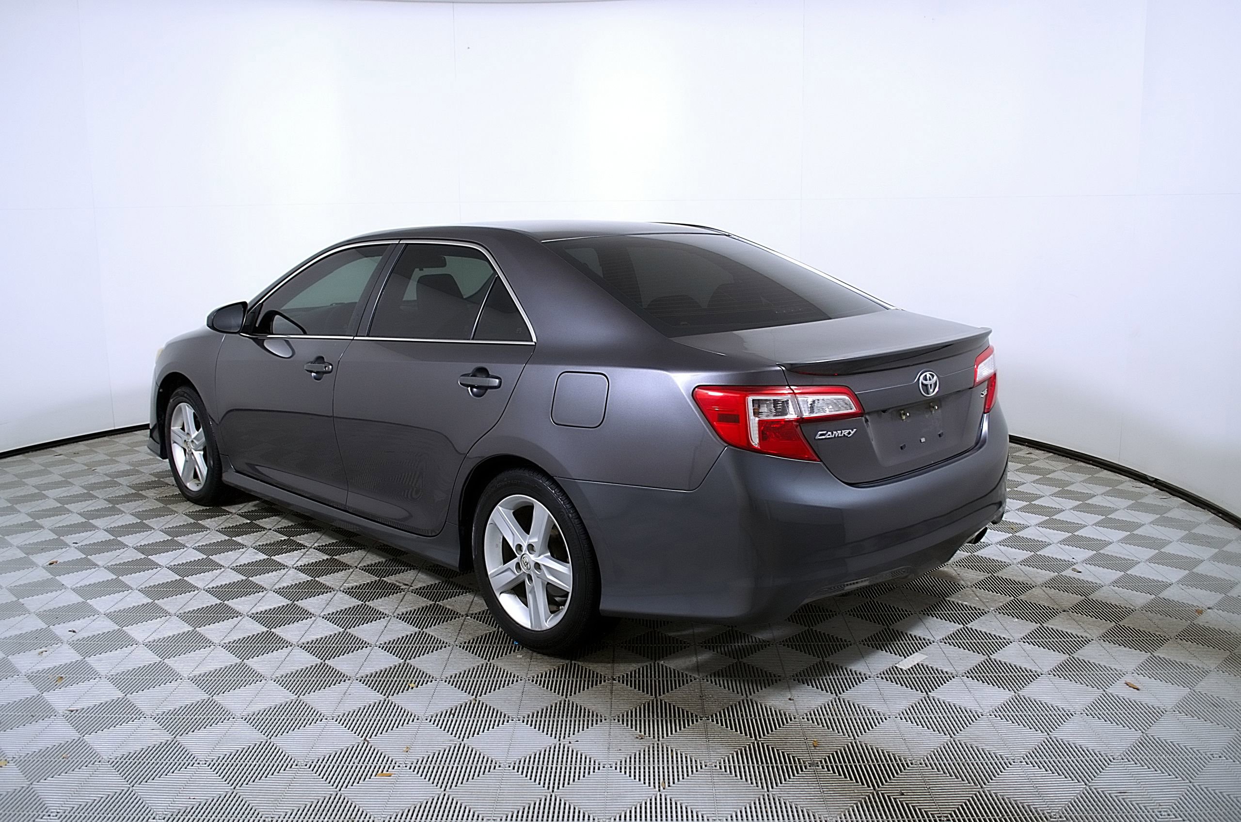 Used 2014 Toyota Camry SE FWD image 10