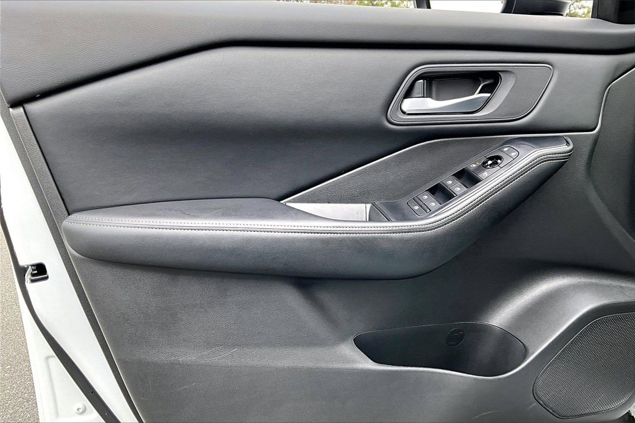 Used 2024 Nissan Rogue SV image 24