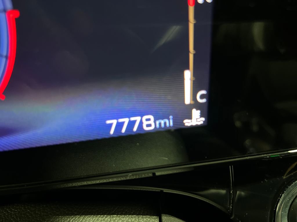 Used 2025 Chevrolet Trax RS w/ Sunroof Package image 37