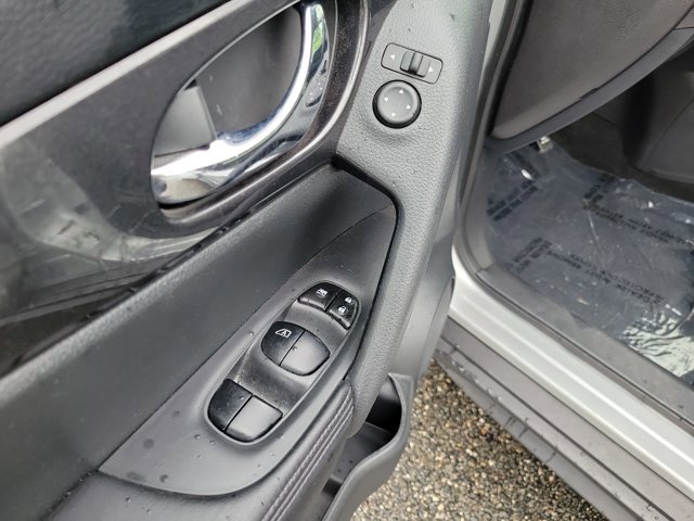 Used 2017 Nissan Rogue S image 19