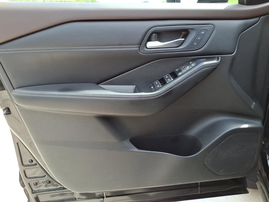 Used 2023 Nissan Rogue SL image 10