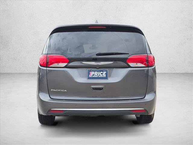 Used 2017 Chrysler Pacifica Touring Plus w/ Tire & Wheel Group FWD image 6