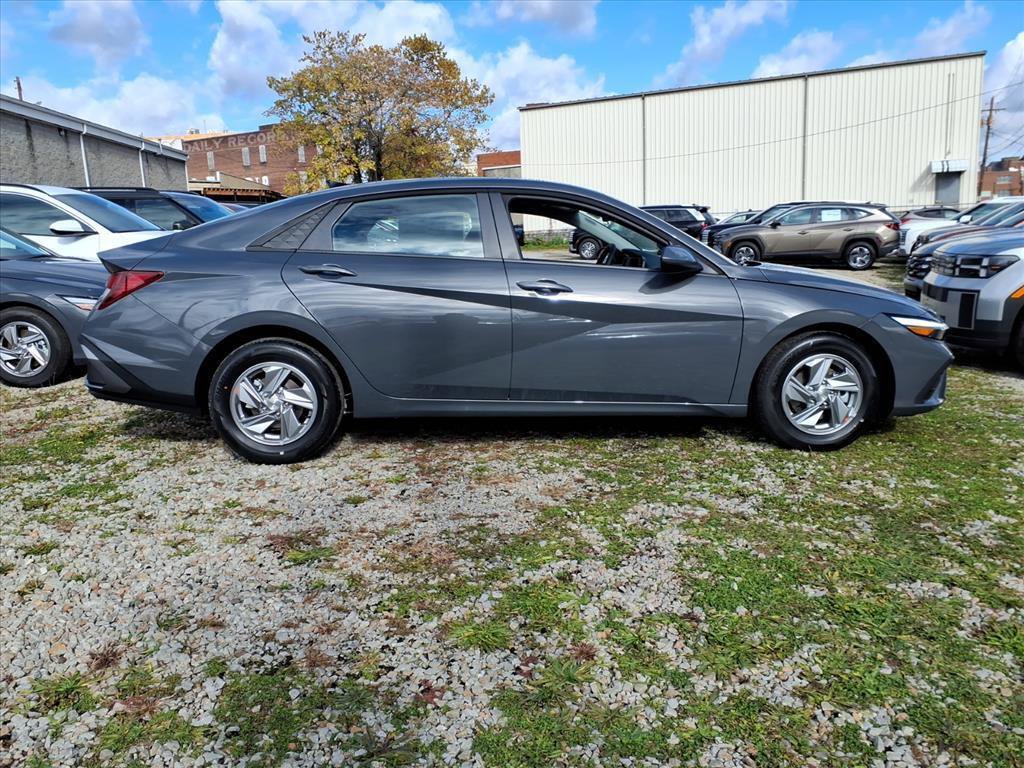 New 2026 Hyundai Elantra SE image 3