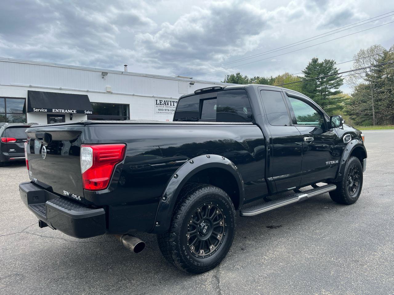 Used 2017 Nissan Titan SV AWD/4WD image 5