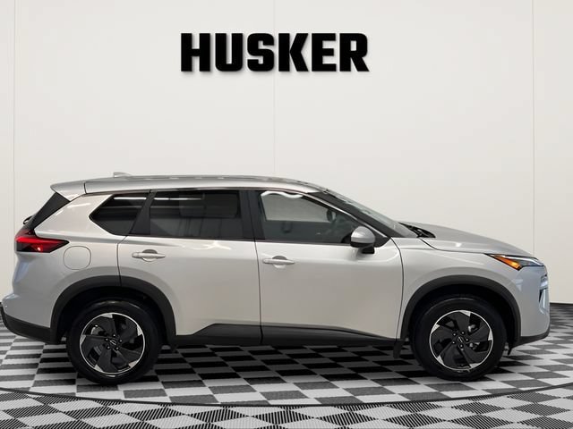 Used 2025 Nissan Rogue SV AWD/4WD image 2