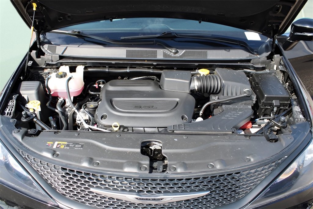 Used 2025 Chrysler Voyager LX image 13