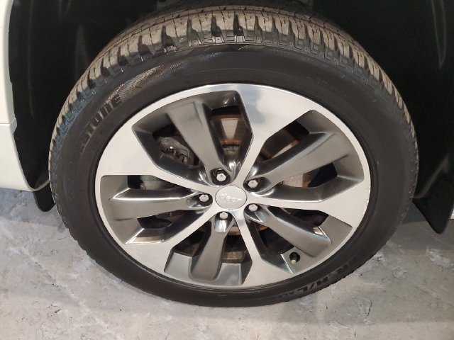 Used 2019 Jeep Cherokee Overland w/ Technology Group AWD/4WD image 28