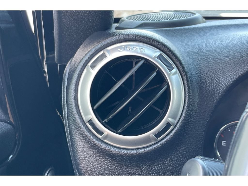 Used 2017 Jeep Wrangler Unlimited Sahara w/ Connectivity Group AWD/4WD image 26