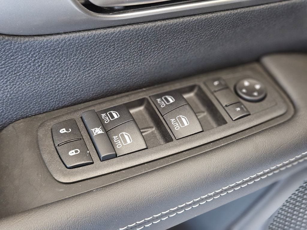 New 2025 Chrysler Pacifica Select w/ Fav Edition Package FWD image 17