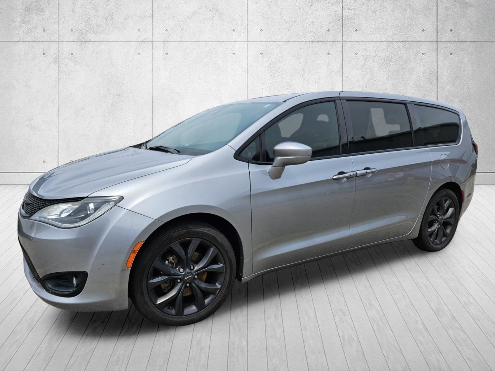 Used 2019 Chrysler Pacifica Touring Plus w/ S Appearance Package FWD image 5