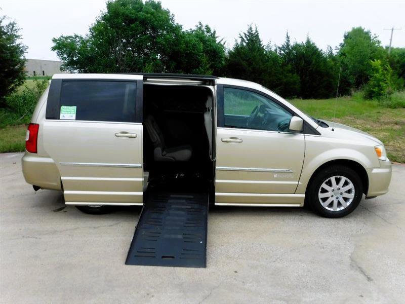 Used 2011 Chrysler Town & Country Touring-L w/ Trailer Tow Group FWD image 2