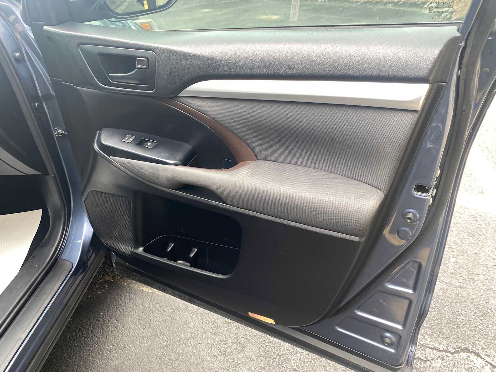 Used 2018 Toyota Highlander LE FWD image 31
