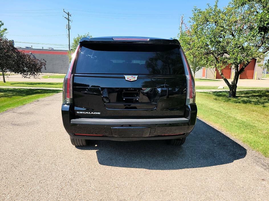 Used 2020 Cadillac Escalade Luxury w/ Escalade Sport Edition AWD/4WD image 6