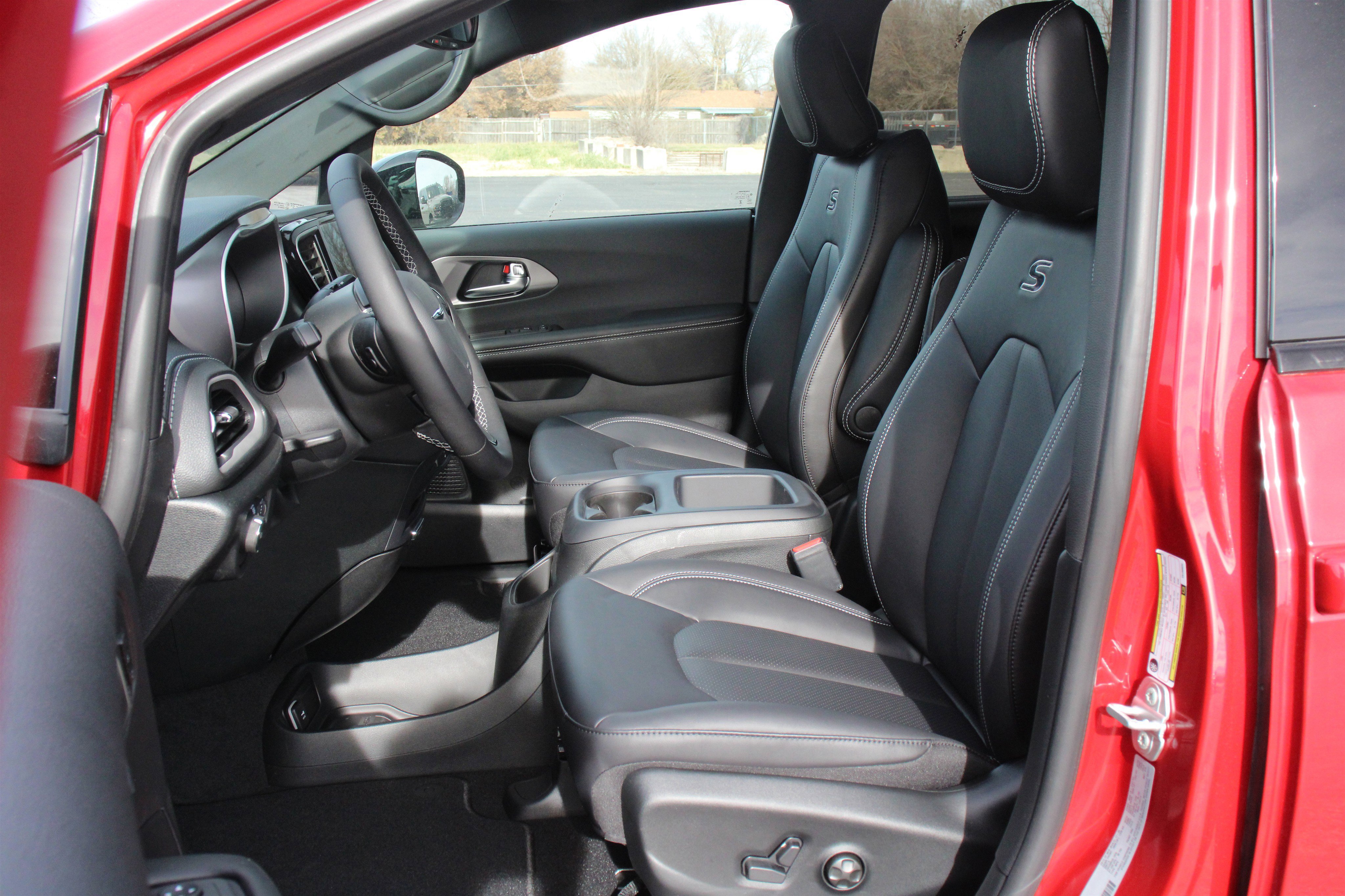 New 2026 Chrysler Pacifica Select image 3