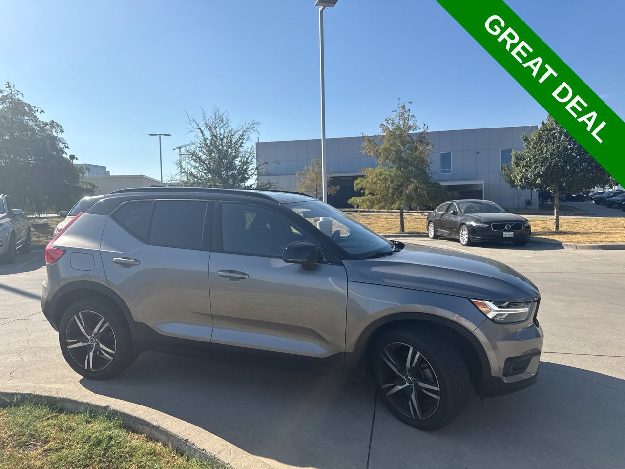 Used 2022 Volvo XC40 T4 R-Design FWD image 6