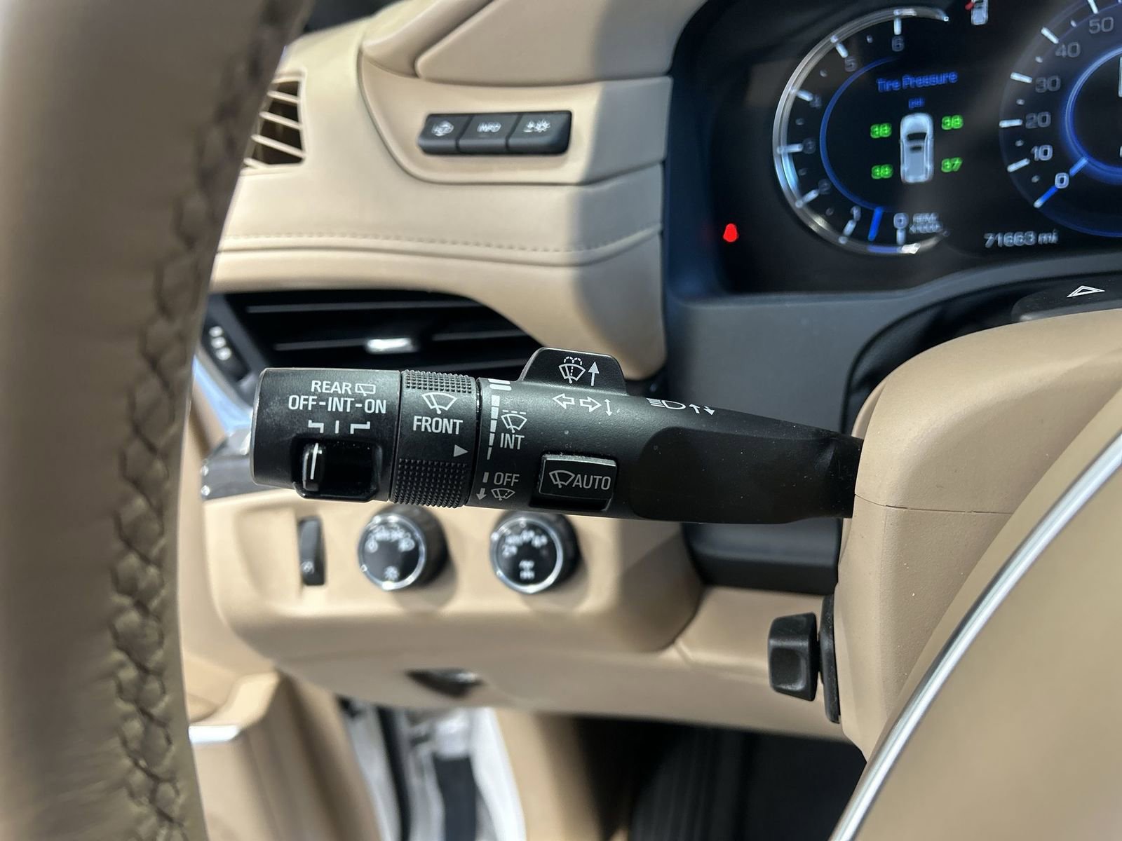 Used 2018 Cadillac Escalade Platinum AWD/4WD image 19