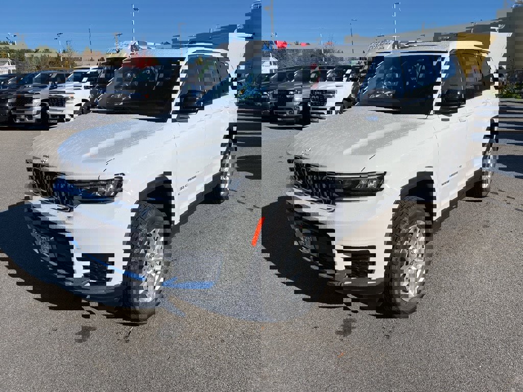 New 2025 Jeep Grand Cherokee L Laredo image 3