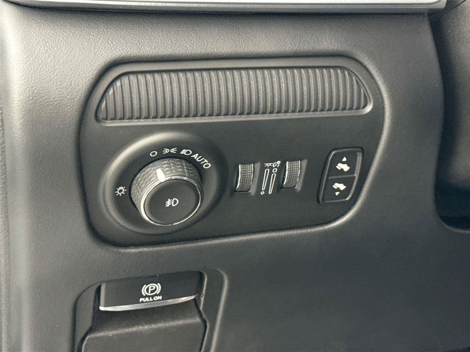 Used 2023 Jeep Grand Wagoneer L Series II AWD/4WD image 16