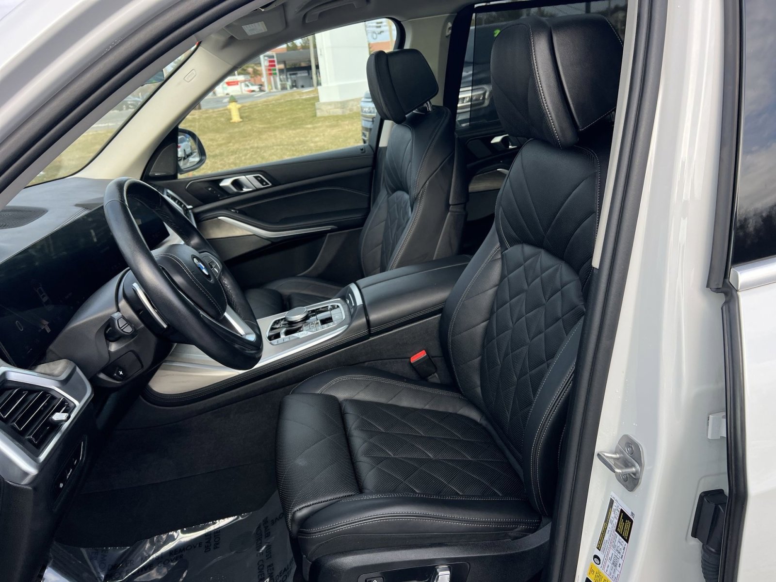 Used 2024 BMW X7 xDrive40i w/ Premium Package image 13