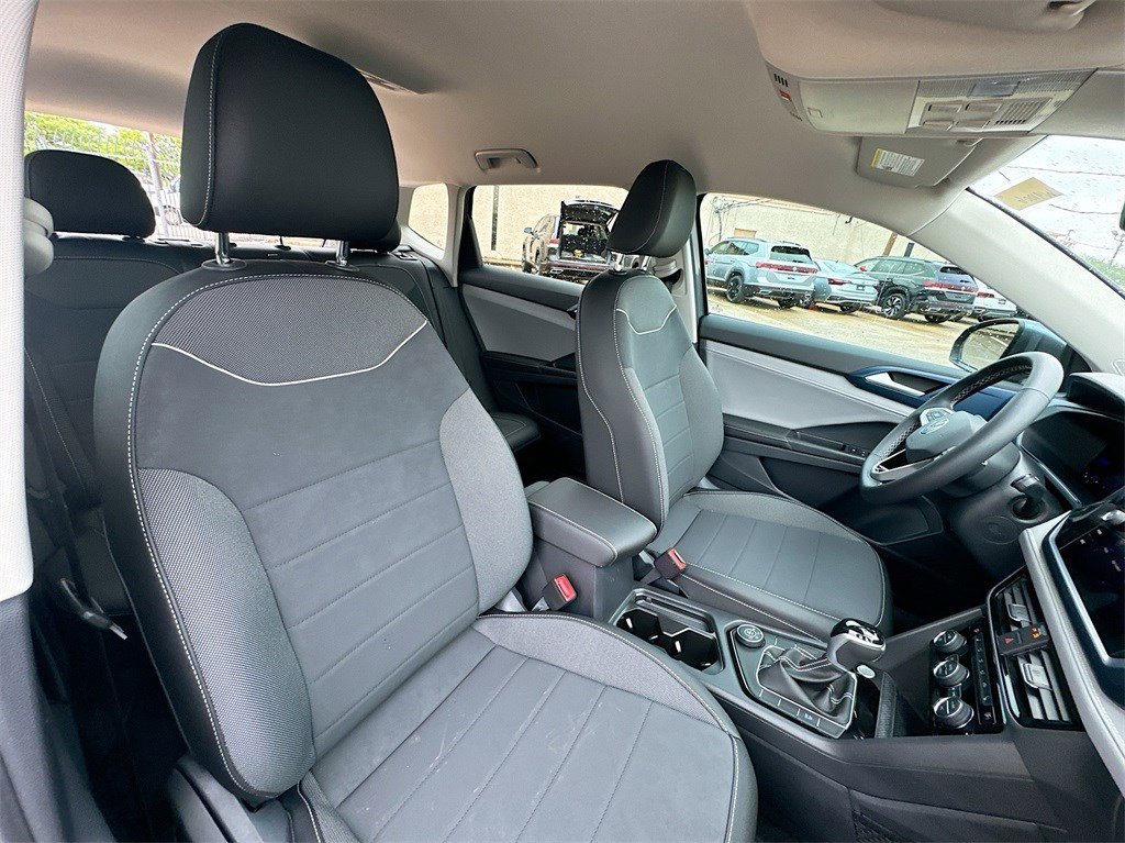 Used 2024 Volkswagen Taos SE image 31