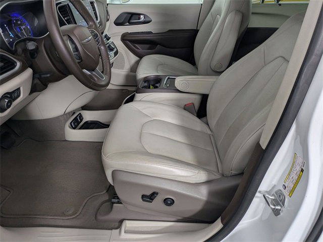Used 2021 Chrysler Pacifica Touring-L image 13