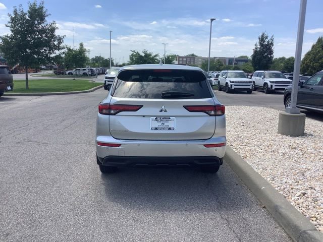 Used 2022 Mitsubishi Outlander ES FWD image 4