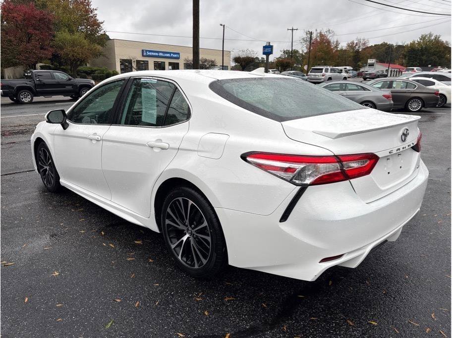 Used 2020 Toyota Camry SE FWD image 4