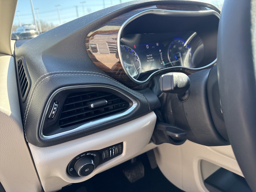 Used 2023 Chrysler Pacifica Limited FWD image 31