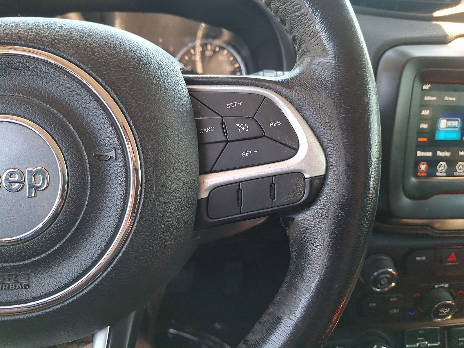 Used 2018 Jeep Renegade Latitude w/ Cold Weather Group AWD/4WD image 21