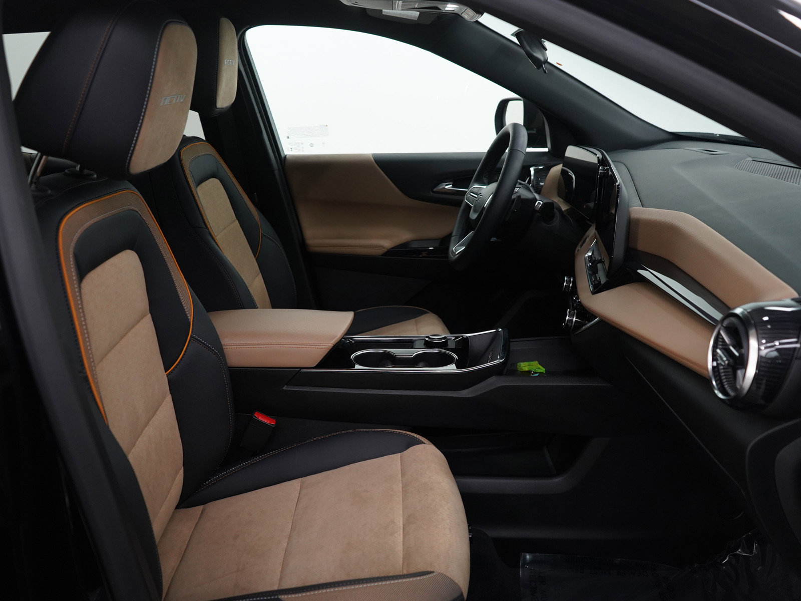 Used 2025 Chevrolet Equinox ACTIV image 10