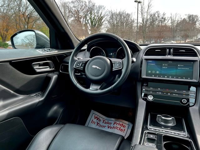 Used 2020 Jaguar F-PACE Premium image 31