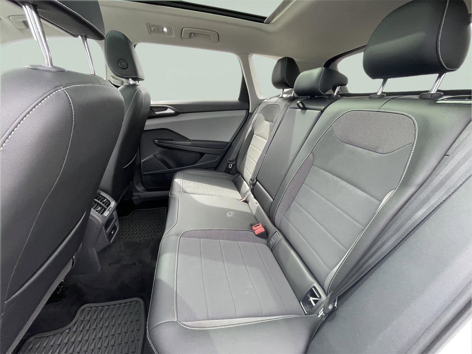 Used 2023 Volkswagen Taos SE w/ Panoramic Sunroof Package AWD/4WD image 15