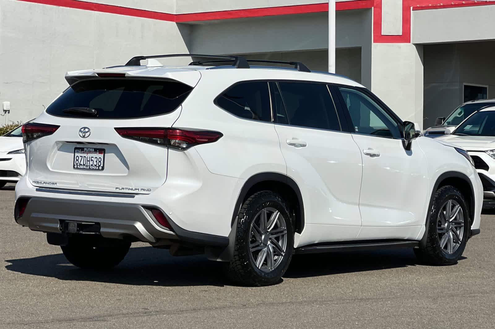Used 2022 Toyota Highlander Platinum AWD/4WD image 2