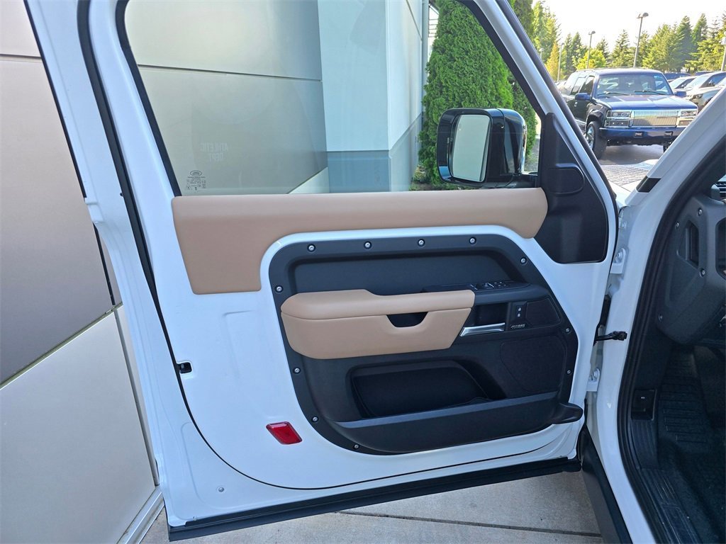 New 2025 Land Rover Defender 90 X-Dynamic SE image 21