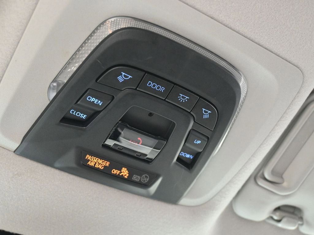 Used 2022 Toyota Corolla Cross XLE image 21