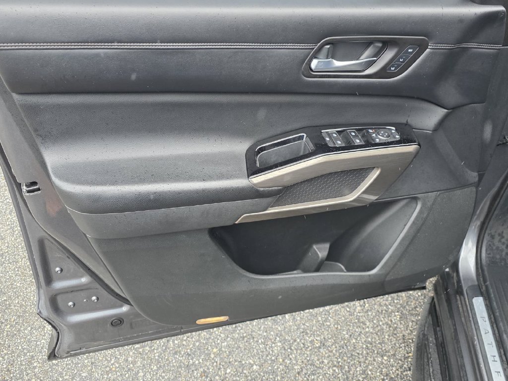 Used 2022 Nissan Pathfinder Platinum w/ Cargo Package FWD image 33