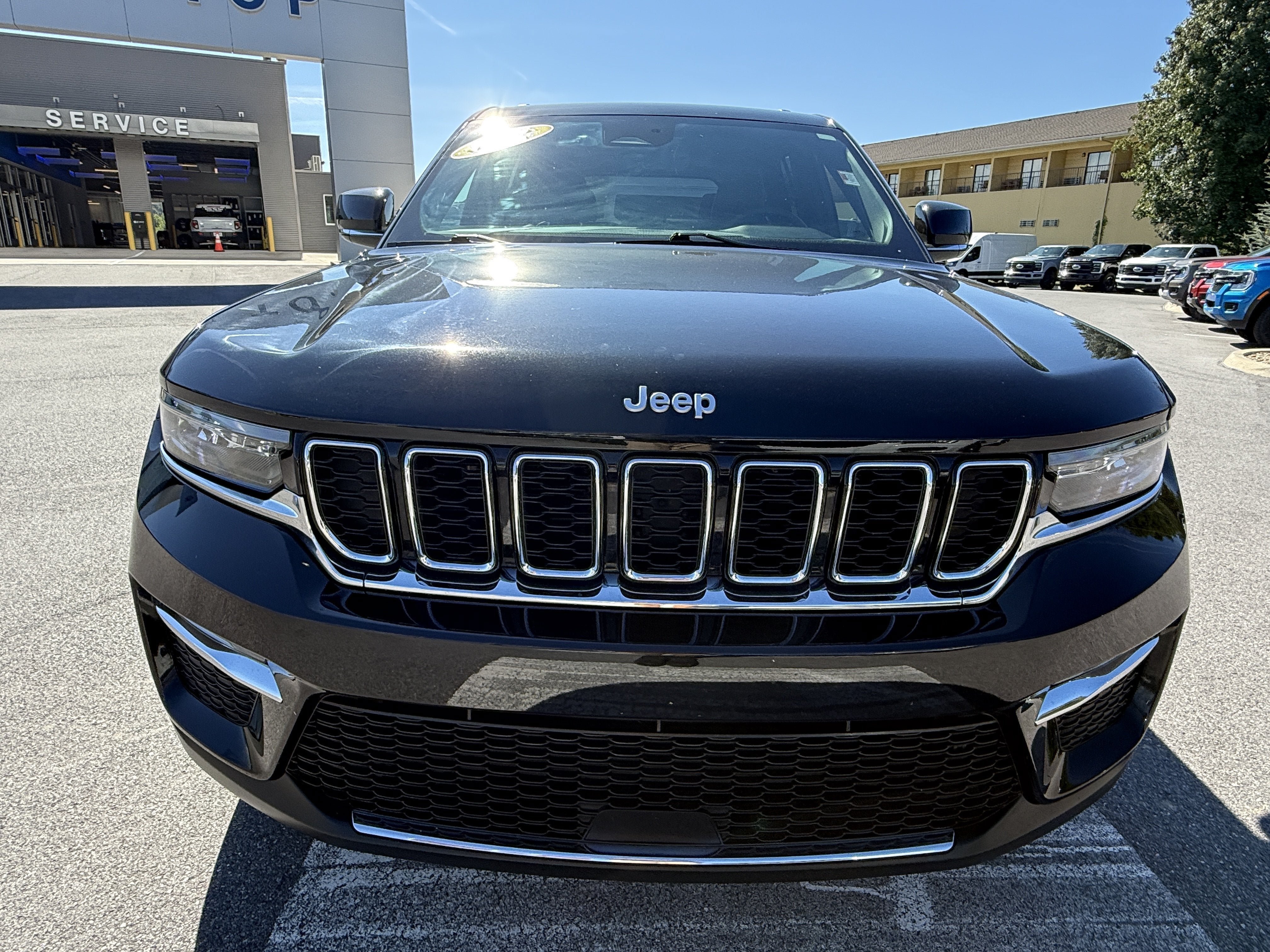 Used 2025 Jeep Grand Cherokee Limited RWD image 2