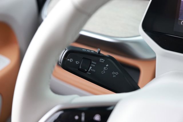 Used 2025 Volkswagen ID. Buzz 1st Edition RWD image 35