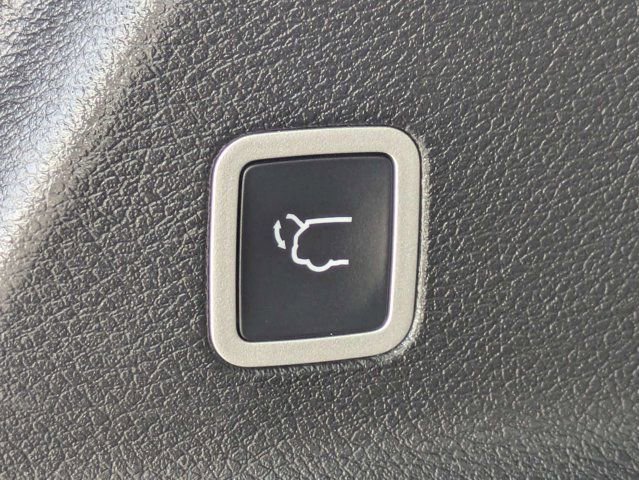 Used 2022 Chrysler Pacifica Limited w/ Uconnect Theater Family Group FWD image 14