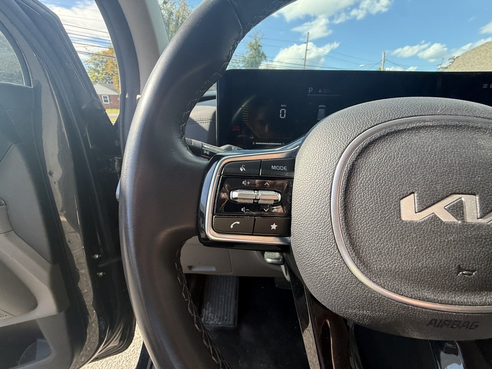 Used 2025 Kia Carnival FWD image 22