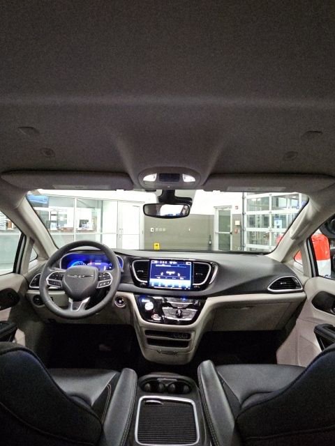 Used 2024 Chrysler Pacifica Touring-L image 30