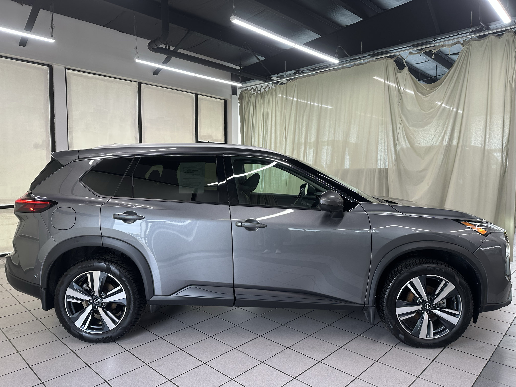 Used 2024 Nissan Rogue SL AWD/4WD image 3