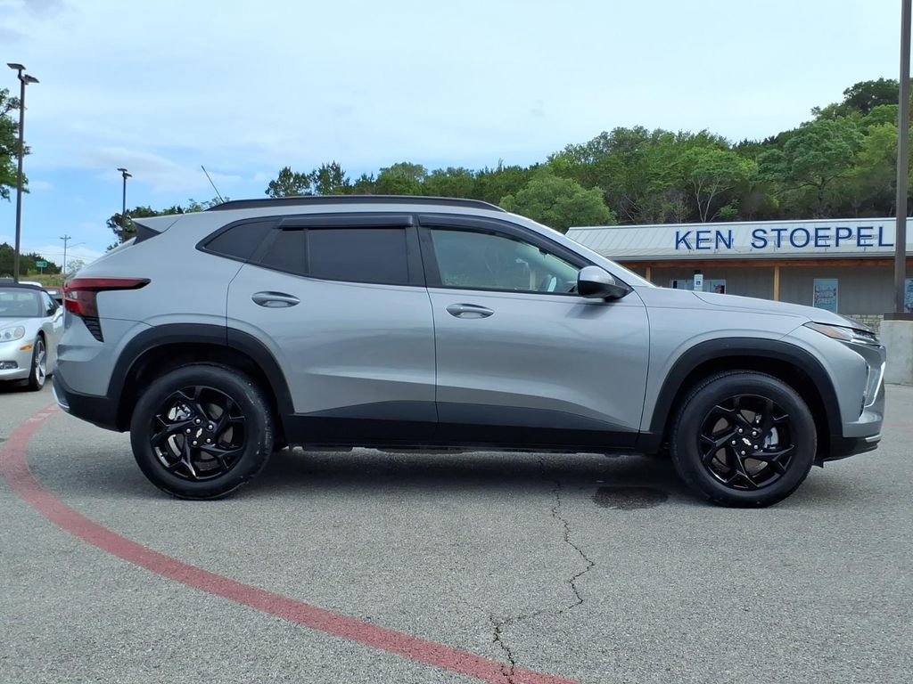 Used 2025 Chevrolet Trax LT w/ LT Convenience Package FWD image 2