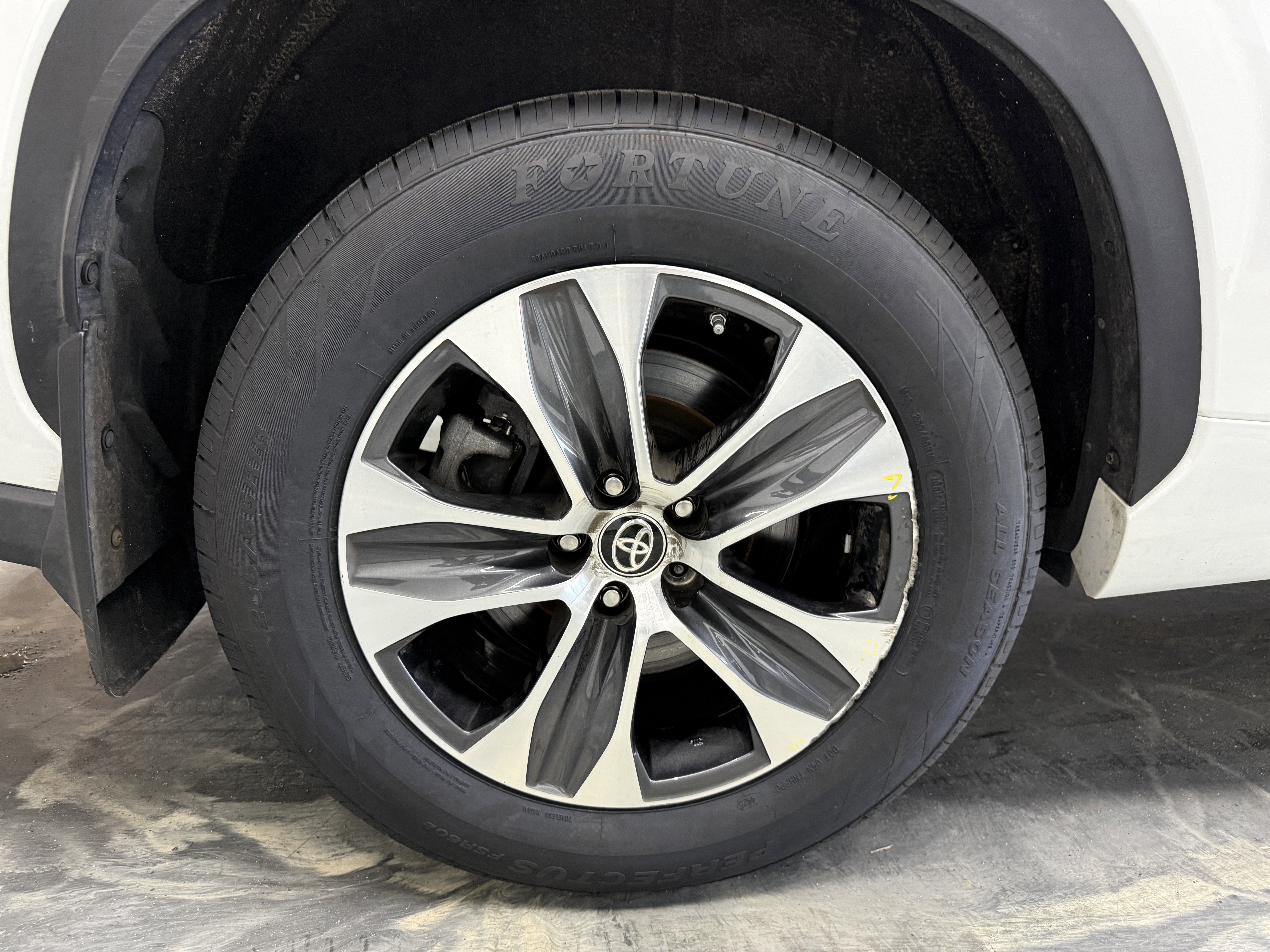 Used 2024 Toyota Highlander XLE image 29