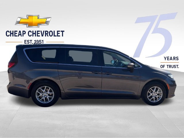 Used 2023 Chrysler Pacifica Touring-L FWD image 6