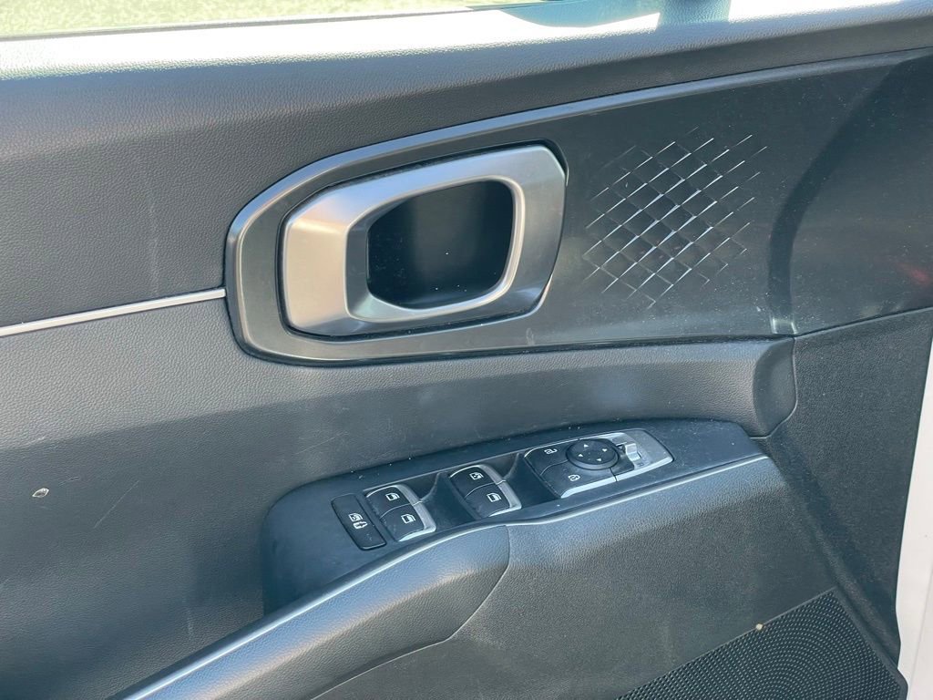 Used 2023 Kia Sorento LX image 13