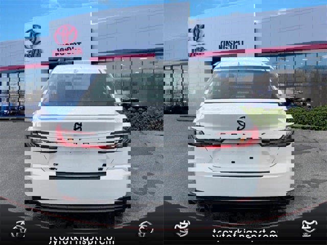 Used 2025 Toyota Camry SE w/ Convenience Package image 4